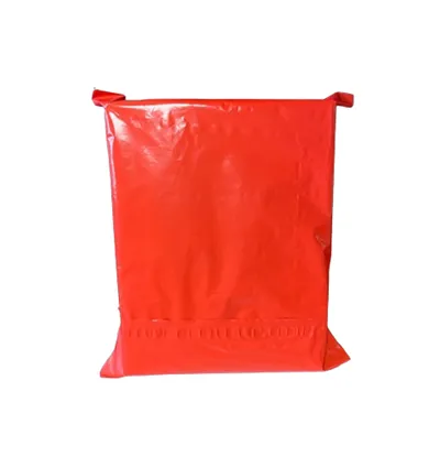 Червена пощенска чанта за опаковане на артикули